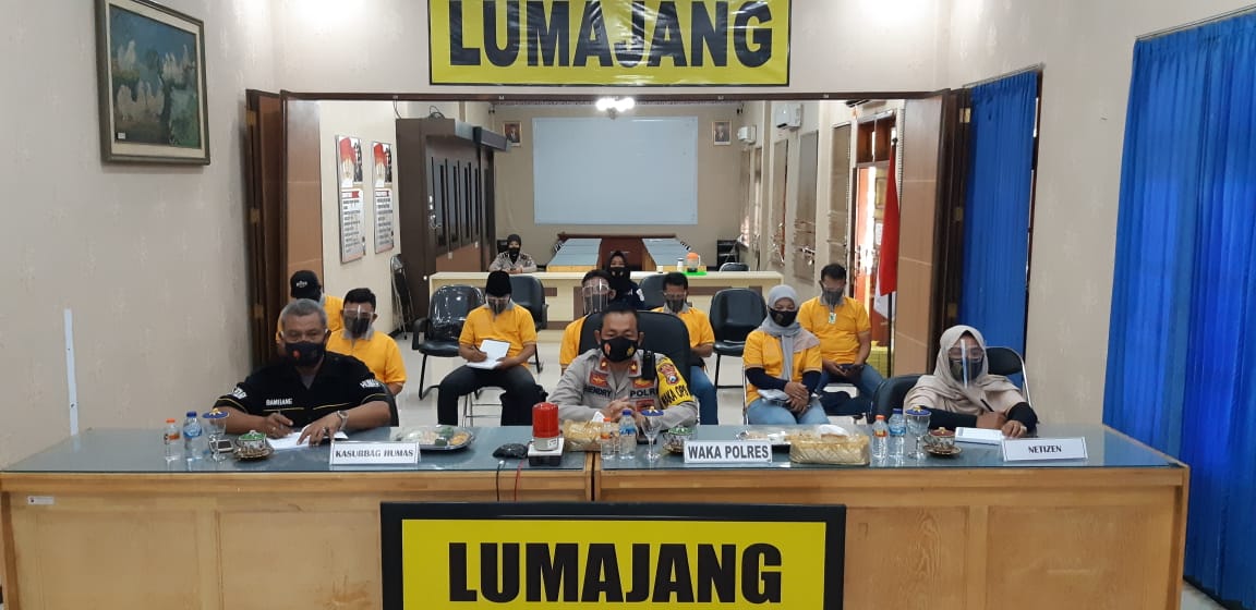 Vidcon Polres Lumajang bersama Polda Jatim dengan mengandeng netizen mewaspadai Hoax dan Ujaran Kebencian.