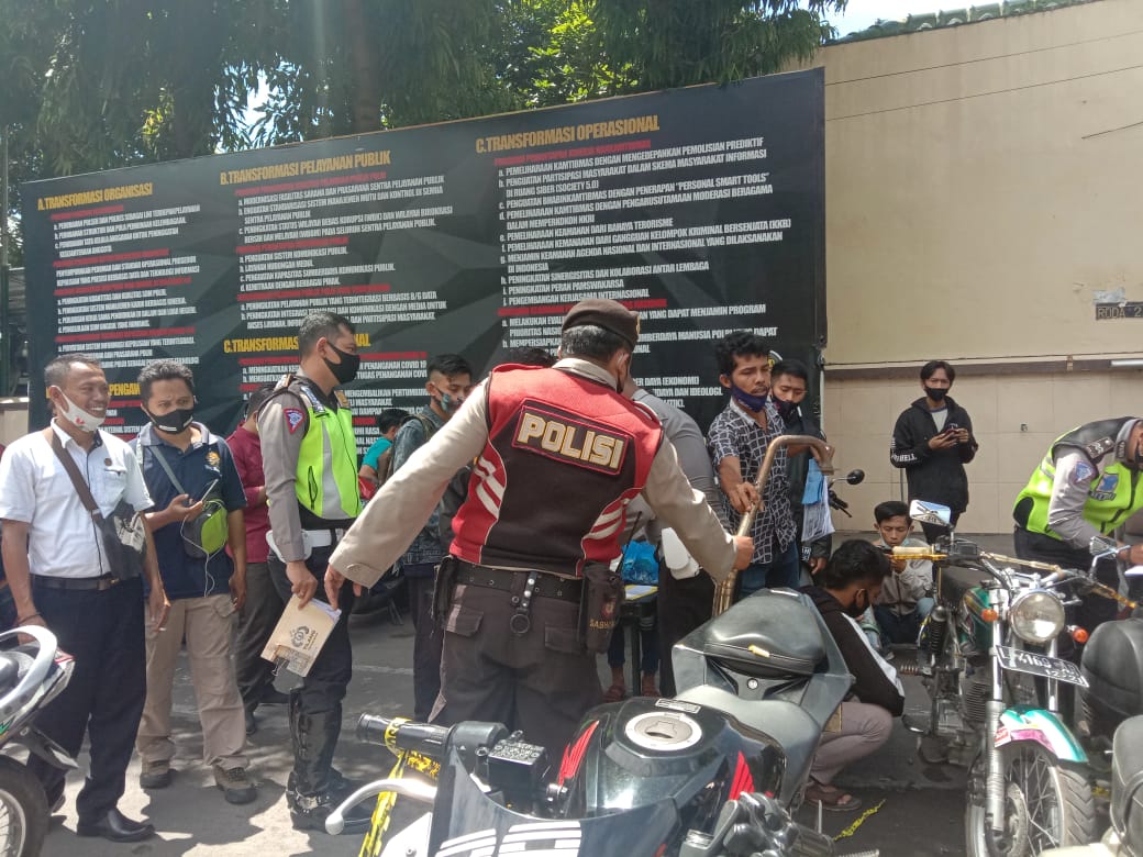 Usai Ditilang Para Remaja Ganti Knalpot di Markas Polisi Lumajang