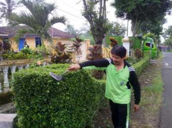 Beri Contoh, Camat Hariyono Bersihkan Halaman Desa Randuagung