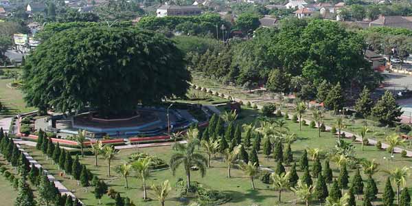 Ngabuburit, Alun-Alun Lumajang Dijadikan Ajang Pacaran