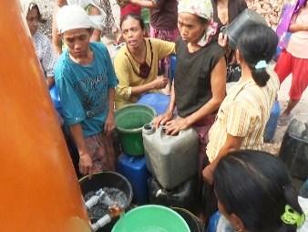 Teror Kekeringan Melanda, Puluhan Warga Berebut Air Bersih