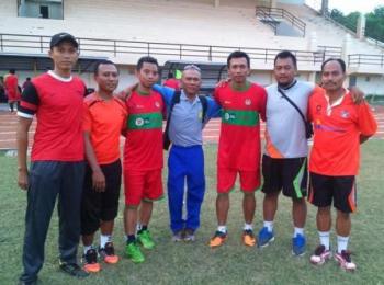 Usai Cetak Gol, Widodo C Putro Laris Diajak Foto Selfie Tak Ketinggalan Guru Olah Ragapun Ikutan