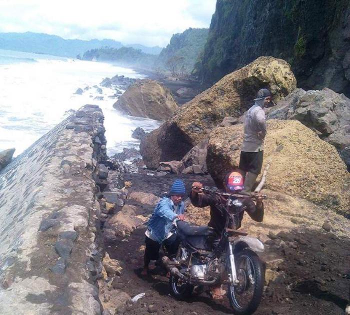 Meski Berbahaya, Warga Tetap Nekat Lewati Jalur Pasirian-Tempursari