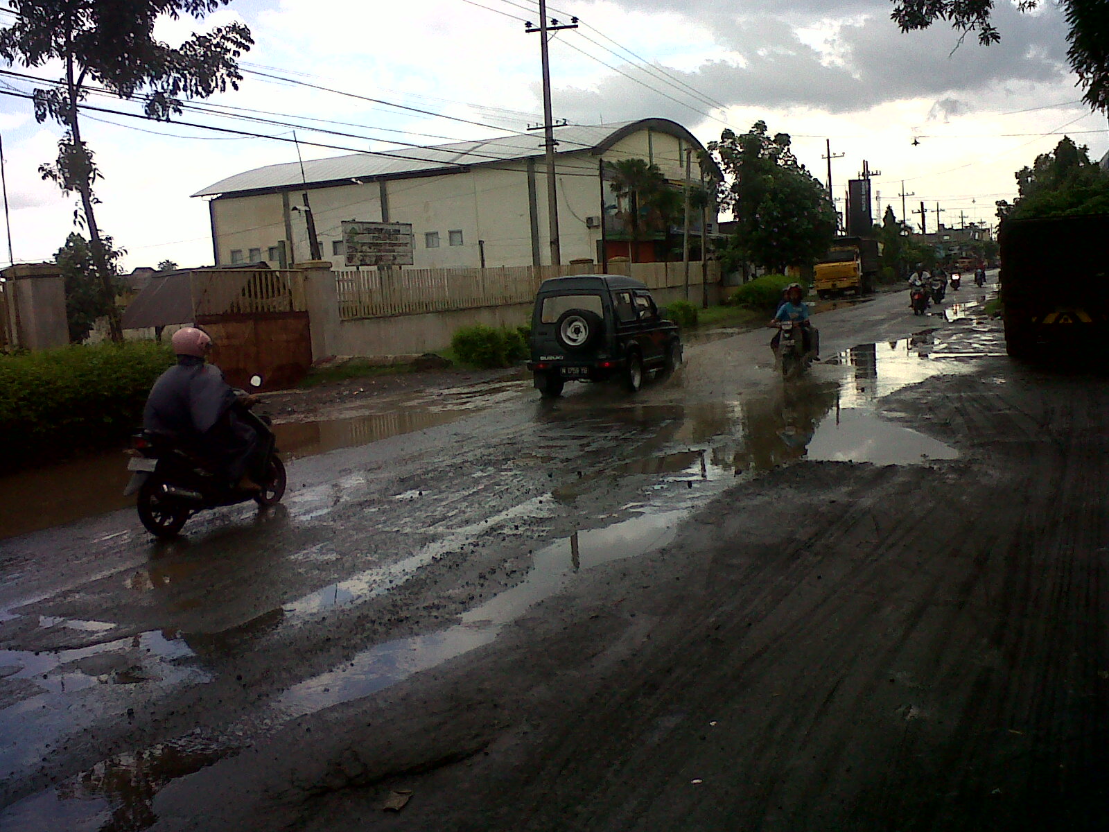 Rusak Parah, Jalur Tempeh-Lumajang Rawan Kecelakaan