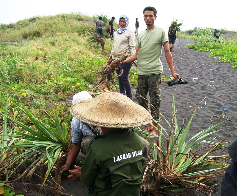 Laskar Hijau Turun Kepesisir Pantai Selatan