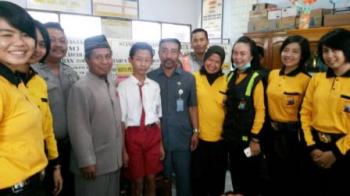 Trauma Healing Pasca Insiden Salim Kancil, Para Polwan Sapa Siswa SD Selok Awar-awar