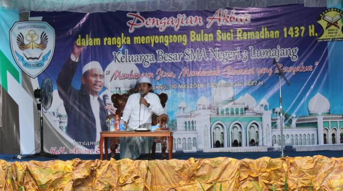 Sambut Bulan Suci Ramadhan KH. Anwar Zahid Beri Siraman Rohani di SMAN 3 Lumajang