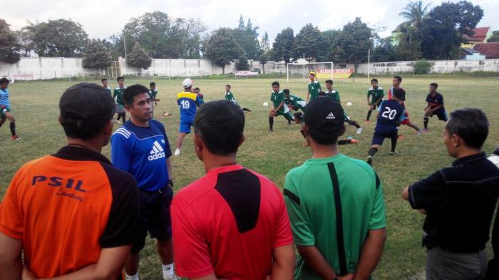 Hanafing Berikan Coaching Clinic Pelatih Berlisensi D Lumajang