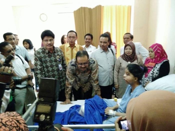 Bupati Asat Malik dan Gus Ipul Santuni Tutik Pasien Face Off Asal Lumajang