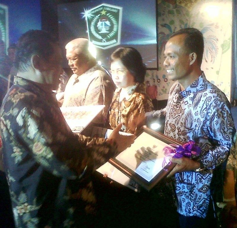 Paimin AP, Dapat Anugrah Camat Patuh Pajak 2012