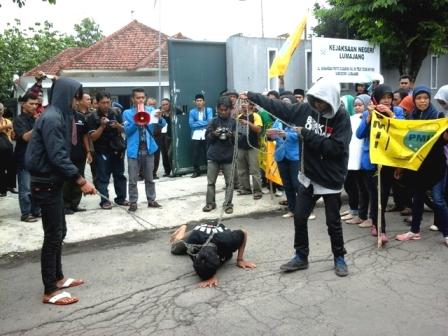 Sambut Hari Anti Korupsi, PMII Baca Surat Terbuka di Depan Kejaksaan Lumajang