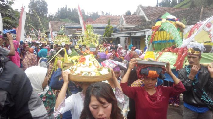 Puluhan Tumpeng Kreasi Warga Ranu Pani Diarak di Festival Semeru