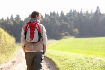 Ini Akibatnya Jika Anda Menggendong Tas Yang Terlalu Berat dan Besar..!!