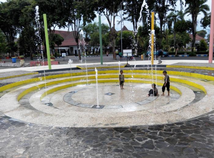 Air Mancur Depan Pendopo Lumajang Untuk Permainan Anak Kecil