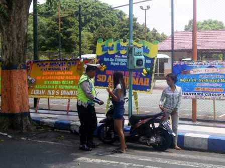 Dua Pengendara Cewek Imut Ditilang Aiptu Maryanto di Depan Pendopo