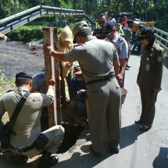Agar Jalan dan Jembatan Tak Lekas Rusak, Dishub Pasang Portal Dijalan Desa Gesang