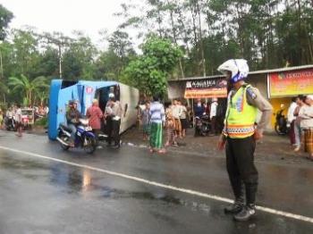 Bus Tentrem Terguling, Puluhan Penumpang Mengalami Luka-Luka