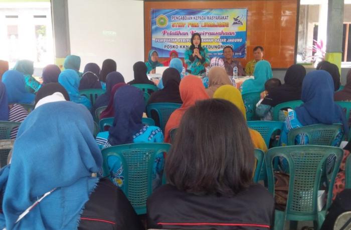 Gandeng Disperindag, KKN STKIP PGRI Gelar Pelatihan Pembuatan Kripik Jagung Kedungmoro