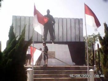 Prihatin, Jelang HUT RI ke-70 Warga Klakah Bersihkan Monumen Perjuangan Kapten Swandak