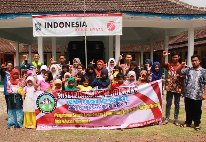 Berbagi Ilmu, Pelajar SMA Gelar Sosialisasi Kemerdekaan di Desa Kedawung