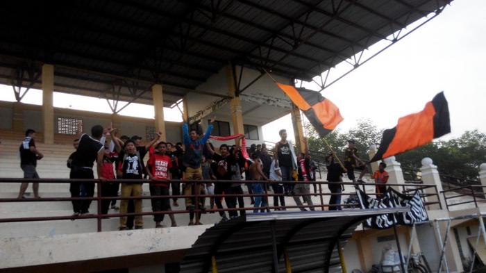 The Bless Mania dan Jinggo Mania Satu Tribun, Kita Saudara...!!!