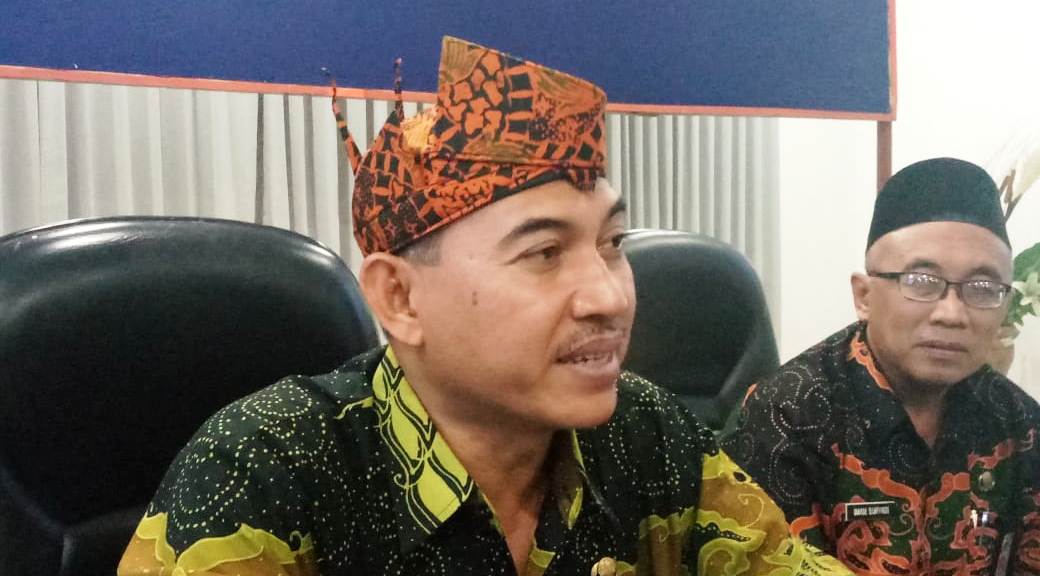 Agus Triyono Sekda Lumajang saat dikonfirmasi puluhan wartawan usai jumpa pers di Pemkab.