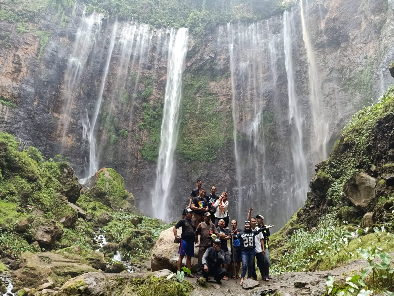 Kapolres Lumajang bersama Wartawan saat berpose dibawah air terjun tumpak sewu.