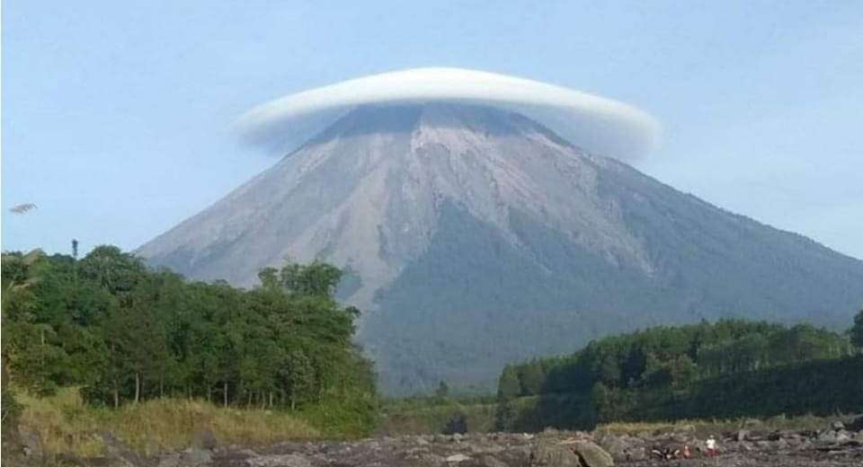 Fenomena Awan Caping Tutupi Puncak  Semeru Viral di Medsos