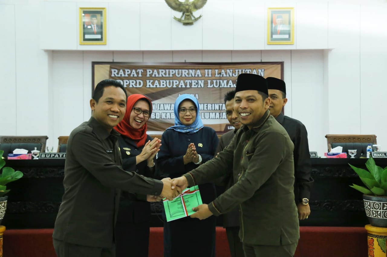 Cak Thoriq serahkan jawaban PU Fraksi ke Ketua DPRD, Anang Ahmad di Gedung Wakil Rakyat. ( foto Humas)