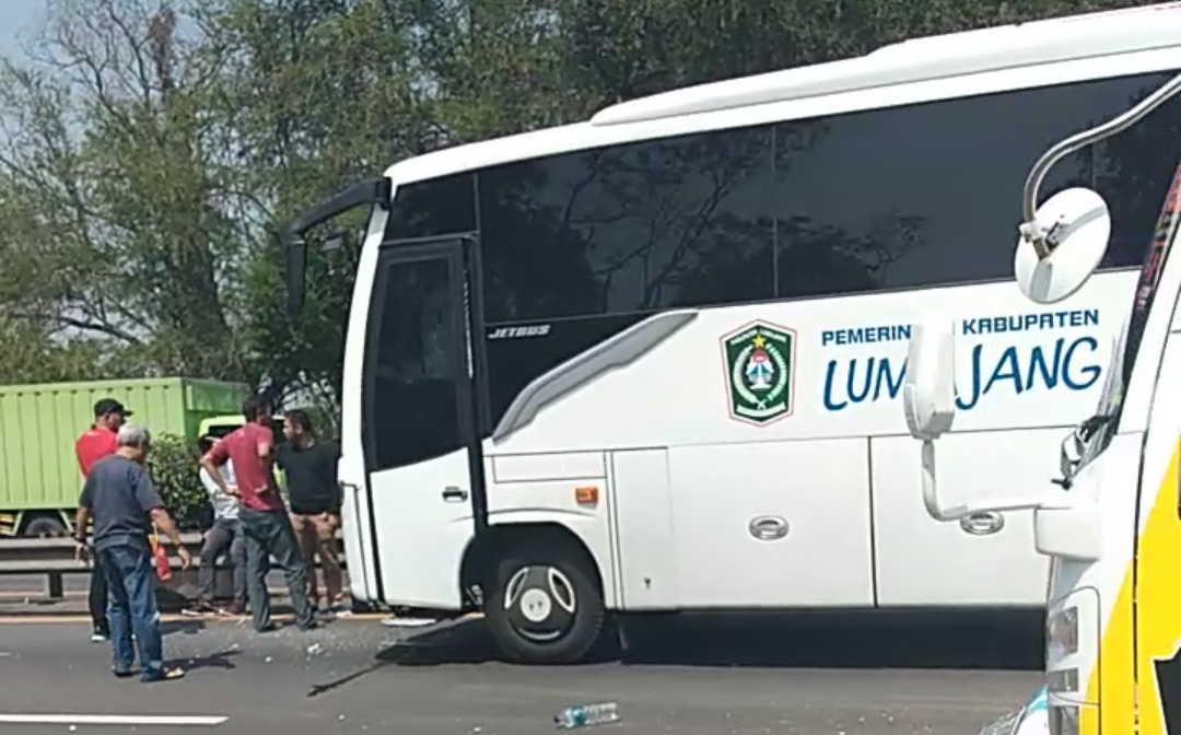 Bus Pemkab Penjemput Pemain Semeru FC alami Tabrakan Beruntun.