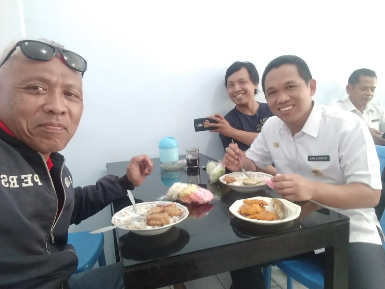 Cak Thoriq Makan Siang di Kantin Pemkab Bareng PNS, Sopir  dan Wartawan