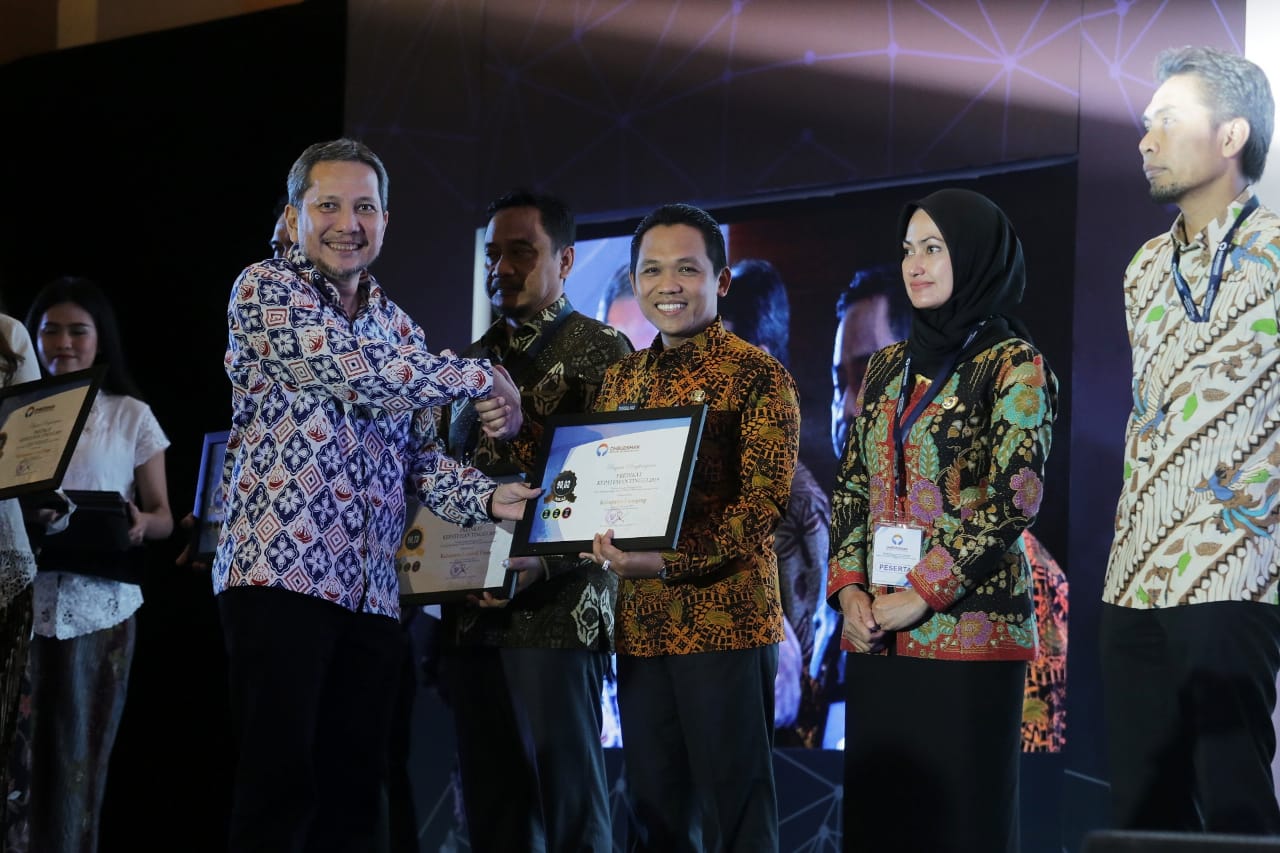 Cak Thoriq Terima Penghargaan Pelayanan Publik Terbaik Pemkab Lumajang