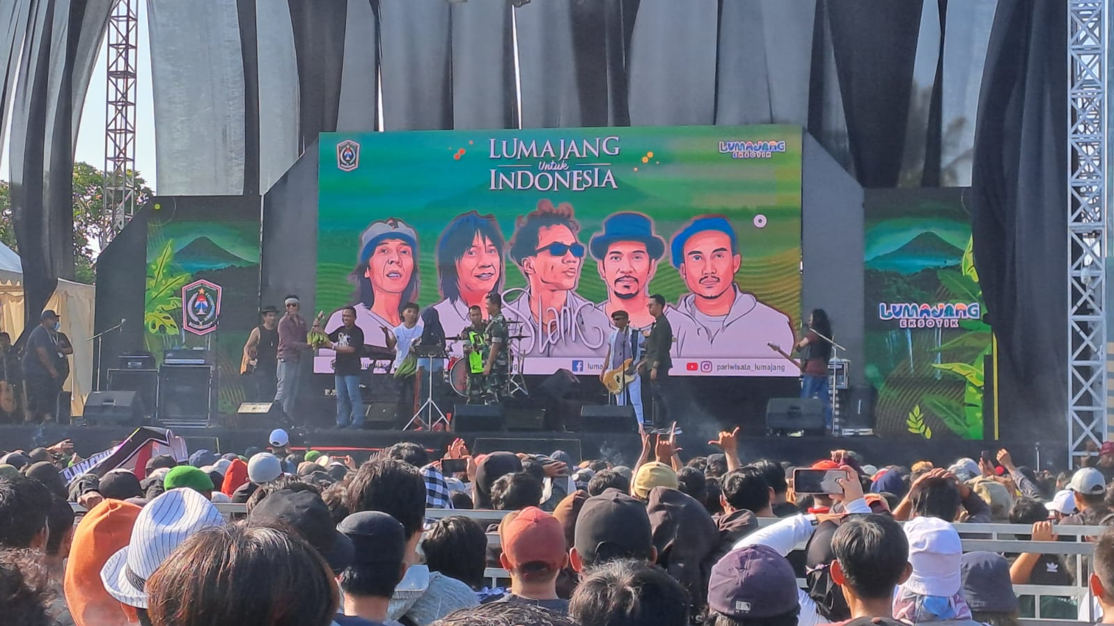 Slank Diberi Oleh-oleh Pisang Agung "Raksasa" Lumajang