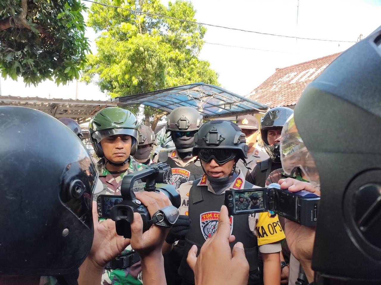 Dandim 0821, Letkol Inf Ahmad Fauzi dan Kapolres, AKBP Arsal Sahban saat memberikan keterang resmi ke media massa.