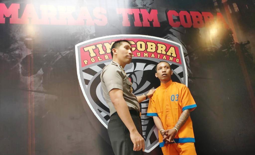 Kapolres Lumajang, AKBP Arsal Sahban saat menginterogasi Didik terkait aksi kejahatan jalanan Begal yang dilakukannya.