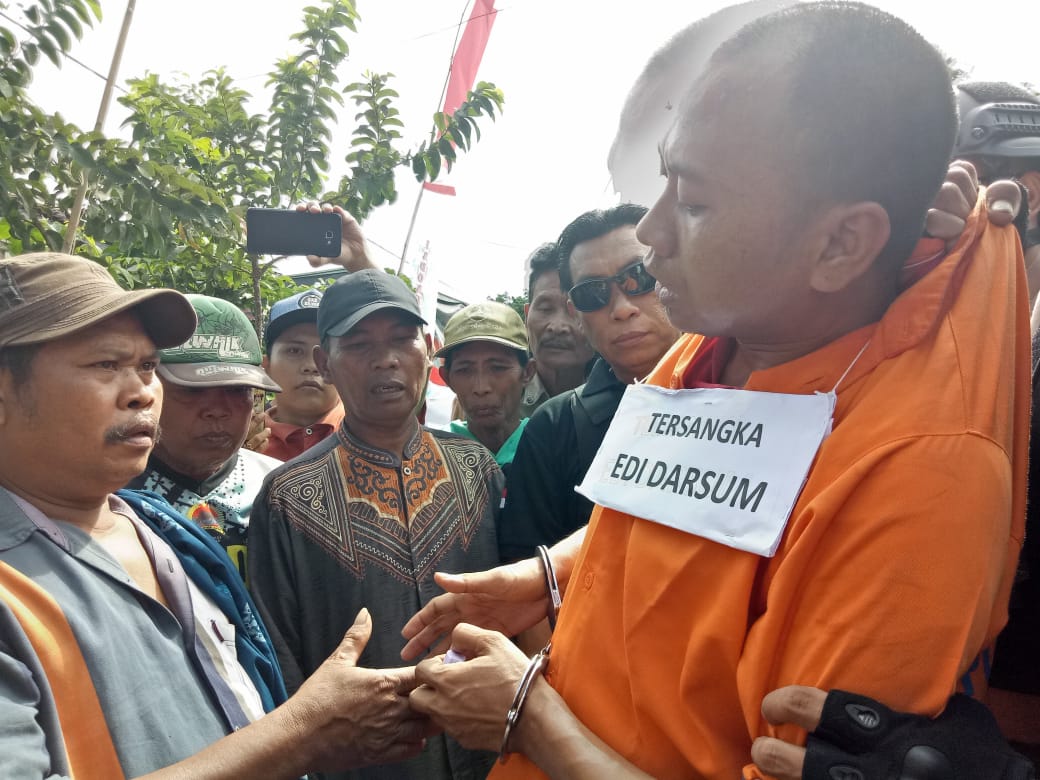 Dikeler..!  Edi Darsum Jadi Kutuk dan  Minta Maaf sambil Cium Tangan Korbannya