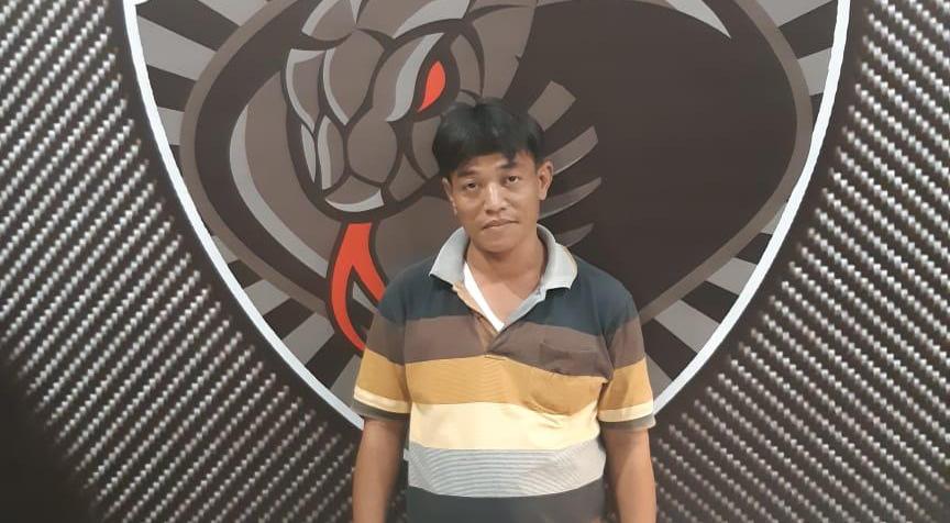 Tersangka Erpan Pasirian saat berada diruang pemeriksaan Satreskrim Polres Lumajang. ( foto polres lumajang for lumajangsatu.com)