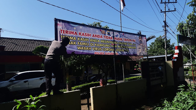 polisi pasang spandung himbauan tak mudik bagi warga Lumajang.