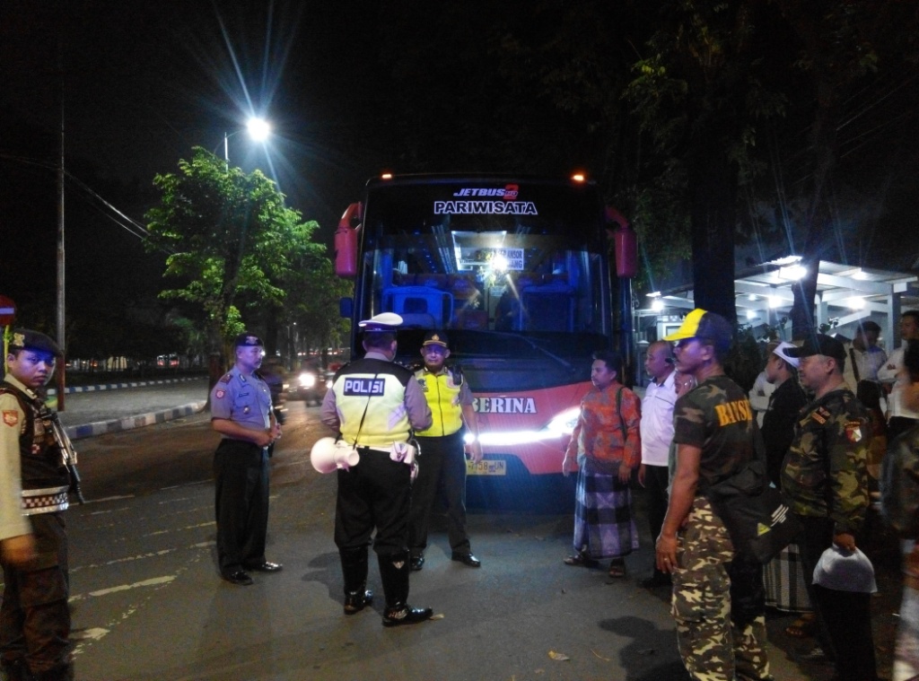 Peserta Istighosah Kubro berkumpul di depan Kantor NU Alun-alun Lumajang