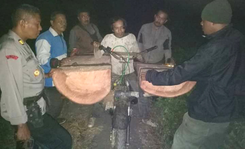 Polhut Ringkus Maling Kayu di RPH Tempursari Warga Gondoruso