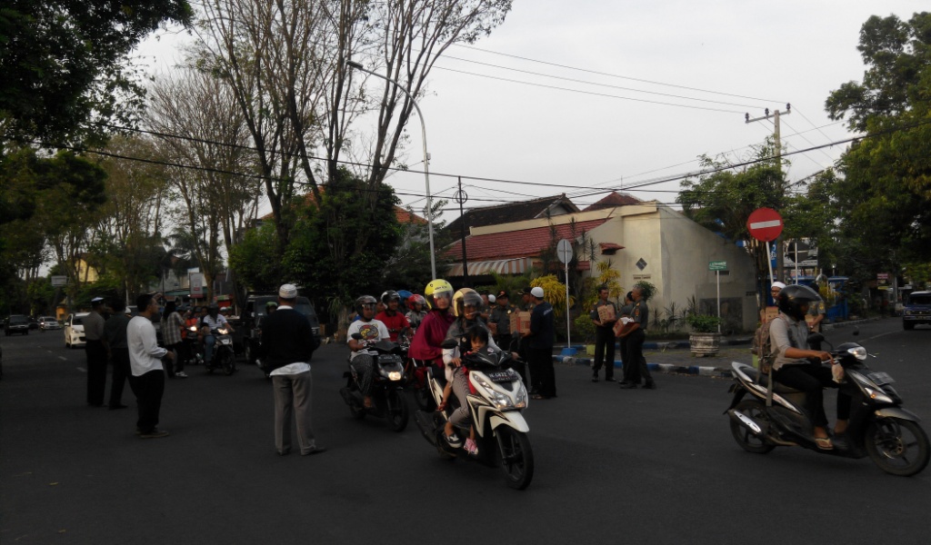 Bagi takjil FKWL bersama Perhutani Lumajang