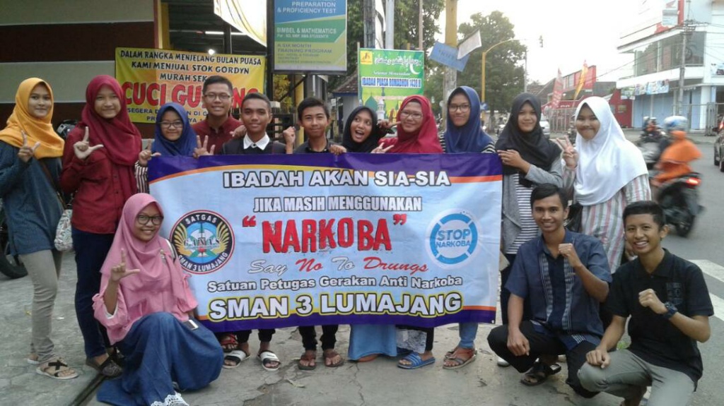 Satgas Ganas SMA Negeri 3 Lumajang bagi-bagi takjil