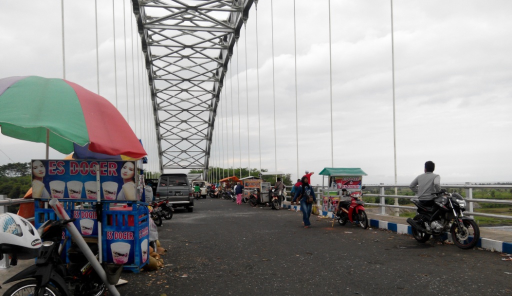 Jembatah Lintas Selatan Selowangi ramai pengunjung saat libur lebaran