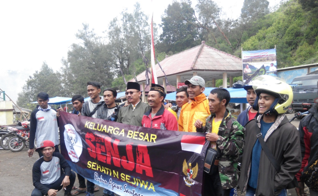 H. M. Nur Purnamasidi bertemu dengan sejumlah warga Ranu Pane