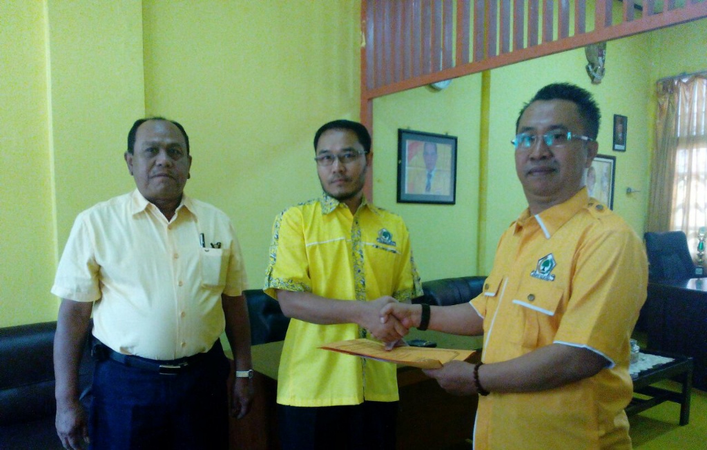 Basuki Rahmad, saat resmi kembalikan formulir pendaftaran Bupati di gedung Golkar Lumajang