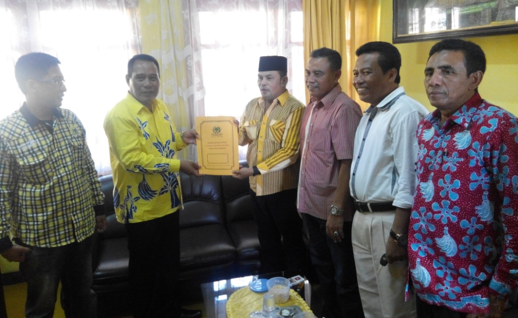 H. Rofiq mengembalikan formulir pendaftaran di kantor Golkar