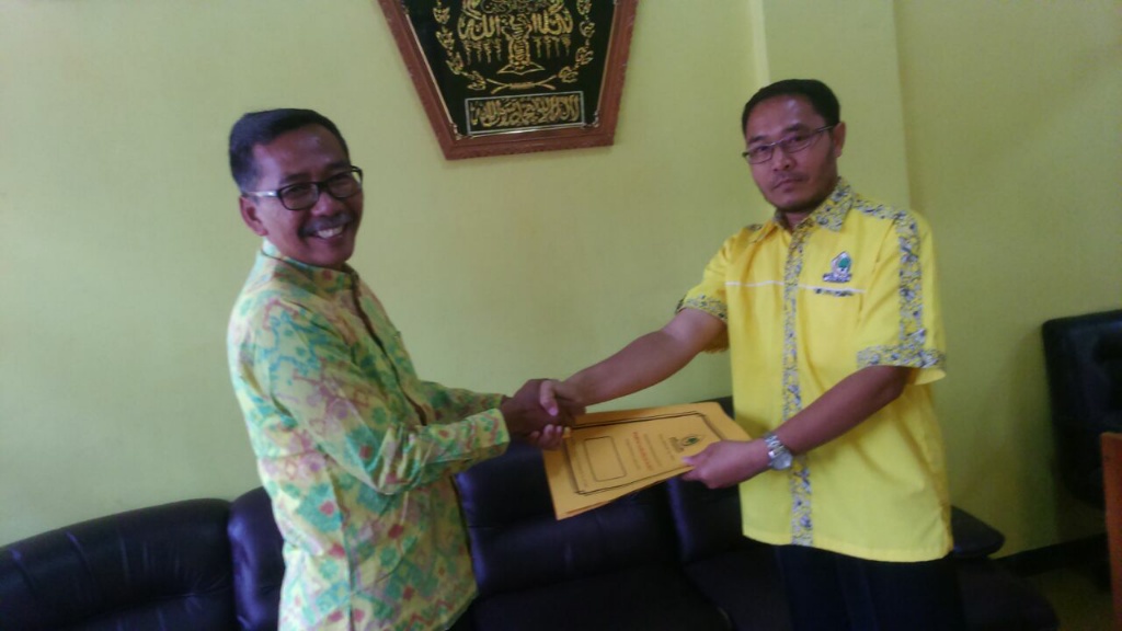 H. Ngateman, saat mengembalikan formulir pendaftaran di kantor Golkar