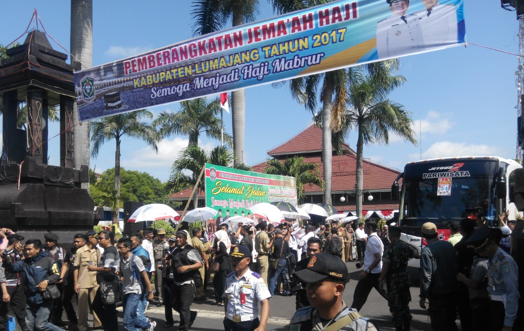 Pemberangkatan calon jama'ah haji (CJH) saat diberangkatkan dari Pendopo Lumajang