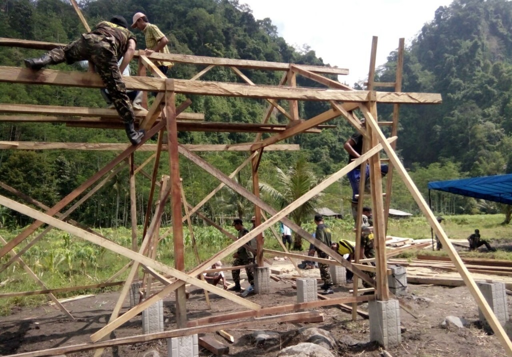 Banser dan Relawan Bangun Sekolah Laskar Pelangi Di Dusun Terpencil Tempursari
