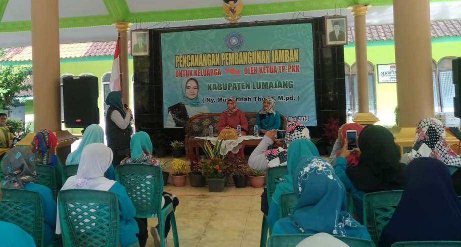 Mbak Farin Thoriq Canangkan Gerakan Jambanisasi Lumajang di Rowokangkung